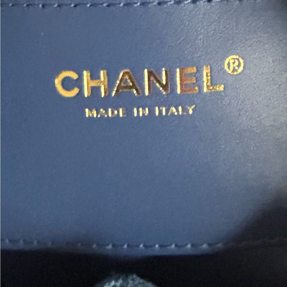 CHANEL 25 Small Handbag (26P) Washed Denim and Gold Tone Metal - Picture 15 of 17
